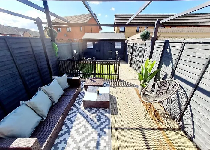 Lovely House With Back Garden - Private Driveway