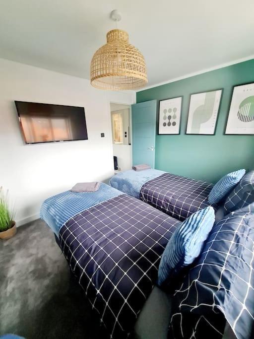 Holiday home Lovely House With Back Garden - Private Driveway *